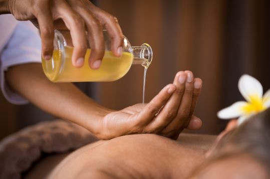 Massage mit Aromaöl - Harald Auer
